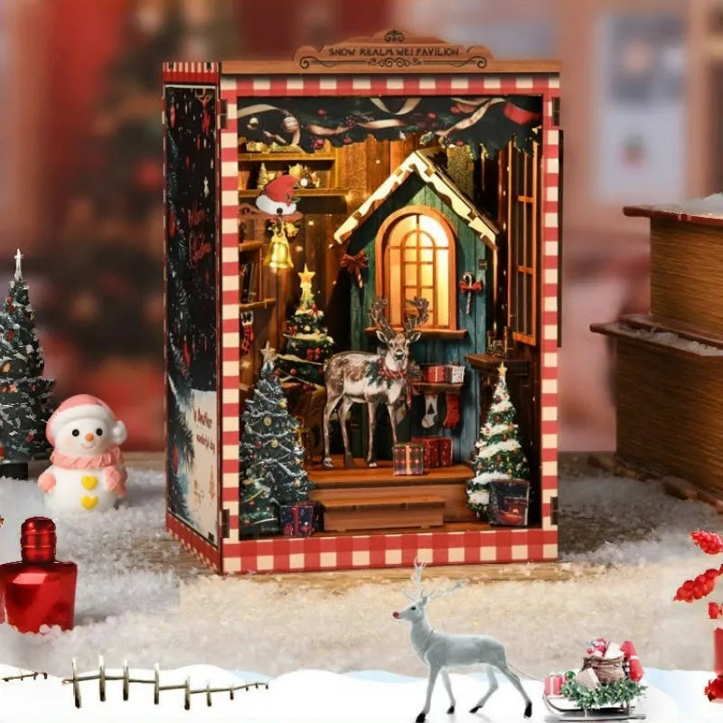 Book Nook - Snow Realm Pavilion, un kit créatif pour construire un diorama miniature. Parfait pour décorer une bibliothèque ou comme cadeau original pour un amoureux des livres. Par Nookette.