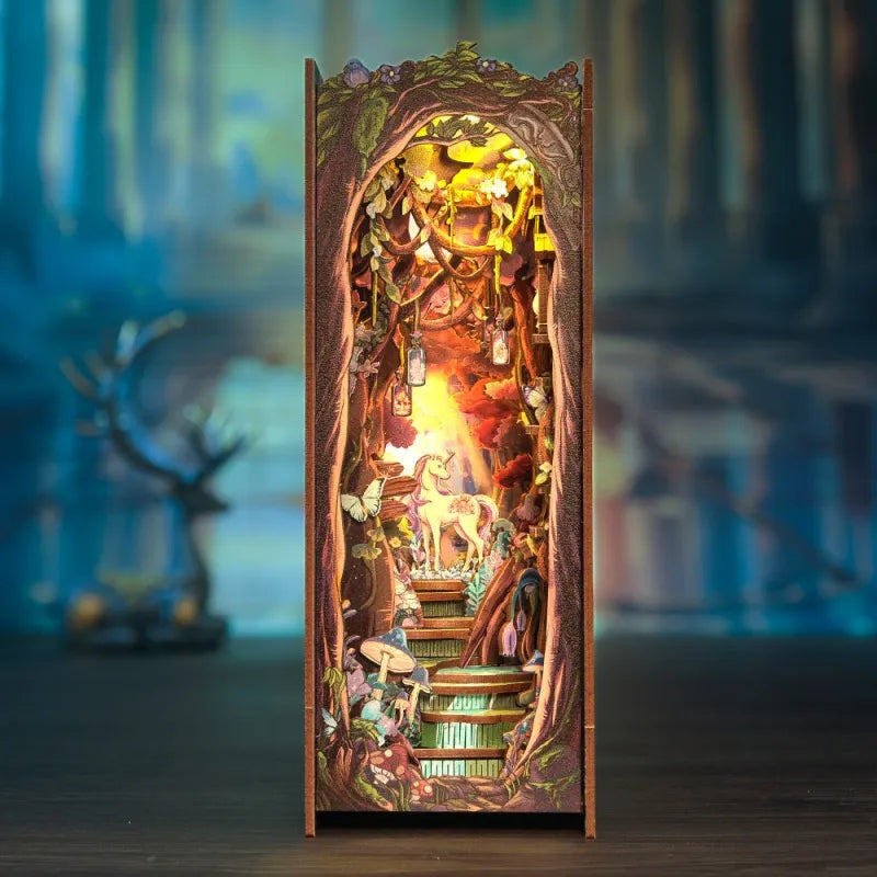 Book Nook - The Grace of The Forest, un kit créatif pour construire un diorama miniature. Parfait pour décorer une bibliothèque ou comme cadeau original pour un amoureux des livres. Par Nookette.