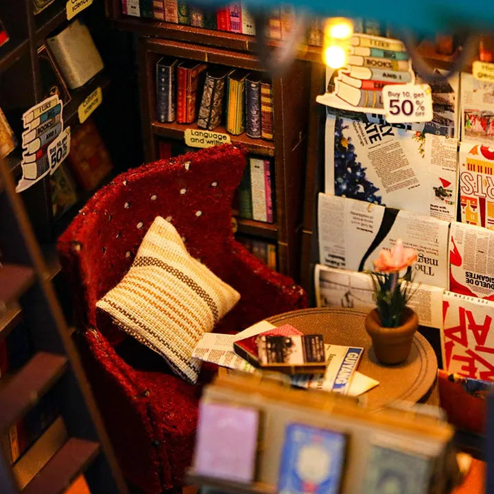 Des canapés confortables et une lumière chaude créent une atmosphère de lecture agréable