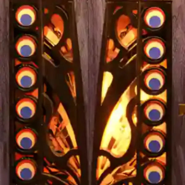 Porte sculptée, yeux mystiques, lueur dorée