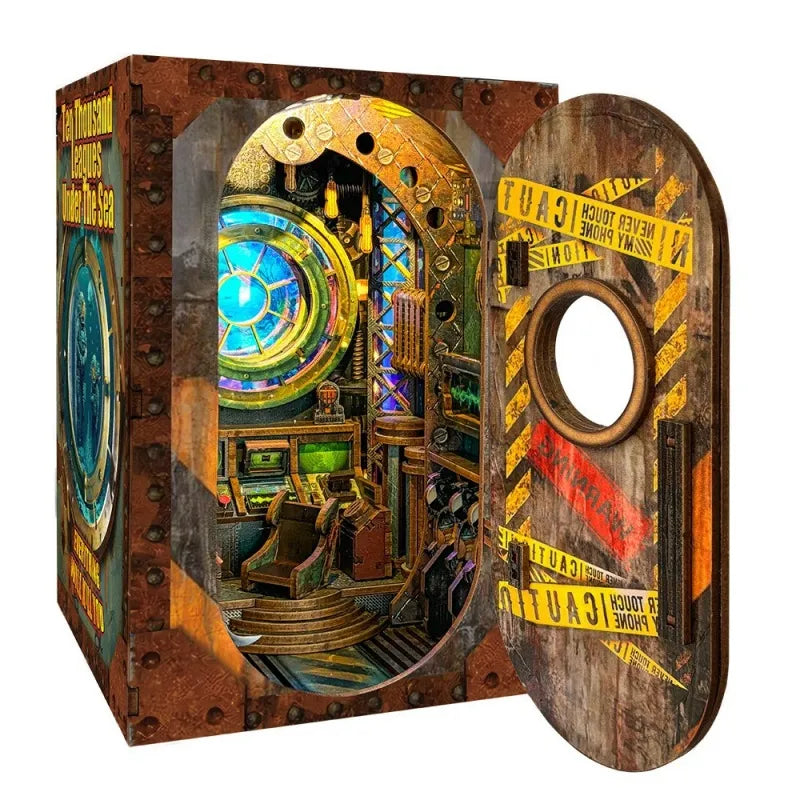 Book Nook - 10 000 Leagues in the Deep Sea, un kit créatif pour construire un diorama miniature. Parfait pour décorer une bibliothèque ou comme cadeau original pour un amoureux des livres. Par Nookette.
