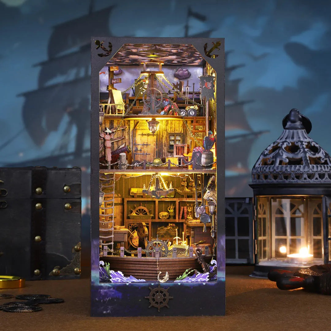 Book Nook - Aden Piracy in Somalia, un kit créatif pour construire un diorama miniature. Parfait pour décorer une bibliothèque ou comme cadeau original pour un amoureux des livres. Par Nookette.