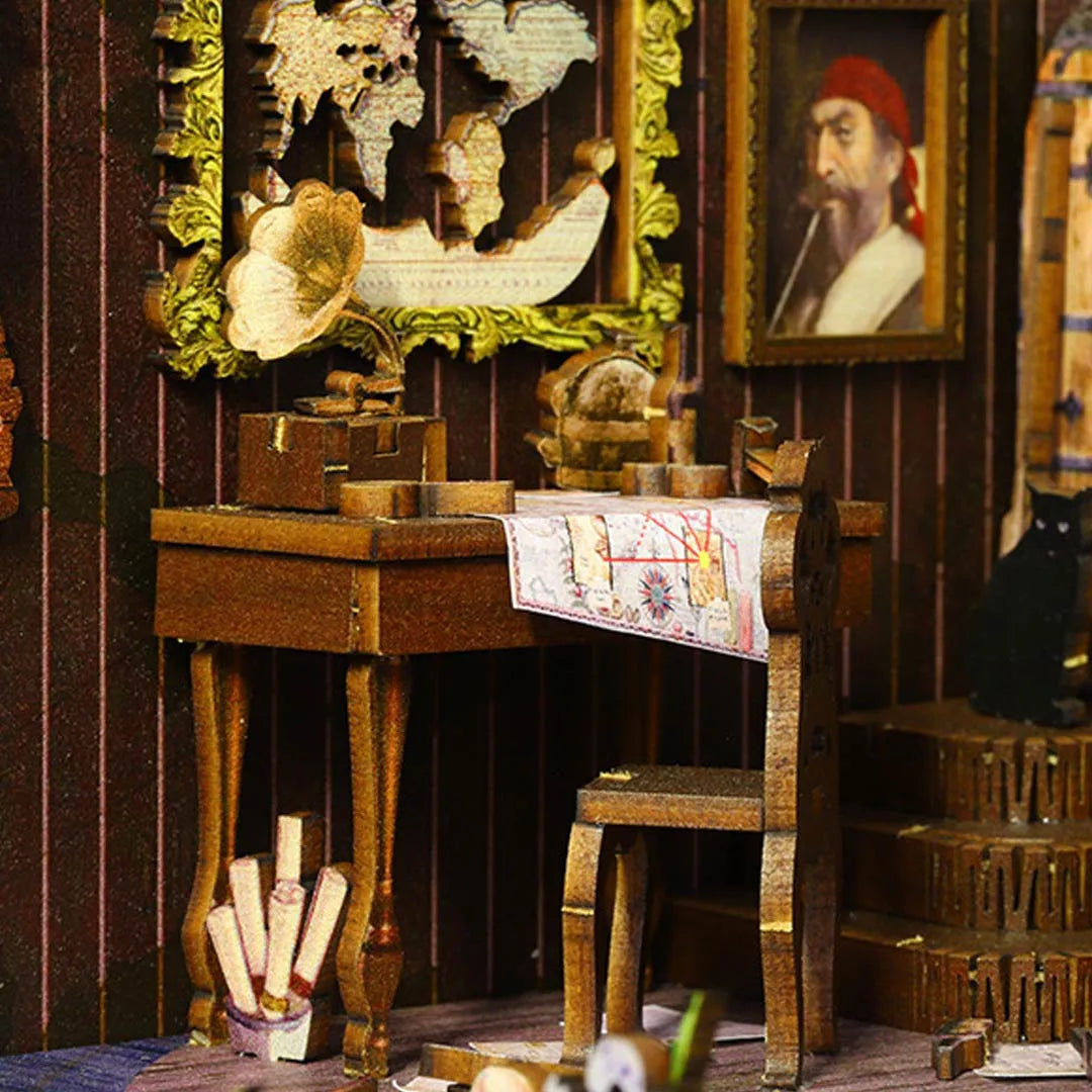Cartes nautiques, loupes et radios historiques sur la table