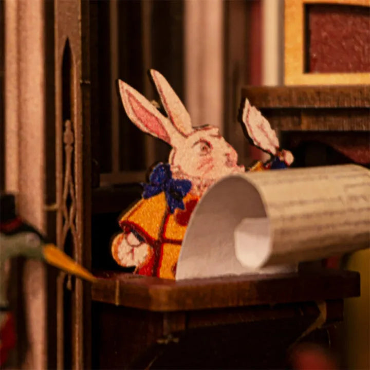 Booknook - Alice's Evidence, un kit créatif pour construire un diorama miniature. Parfait pour décorer une bibliothèque ou comme cadeau original pour un amoureux des livres. Par Nookette.