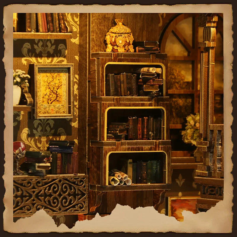 Book Nook - Ancient Book Room, un kit créatif pour construire un diorama miniature. Parfait pour décorer une bibliothèque ou comme cadeau original pour un amoureux des livres. Par Nookette.
