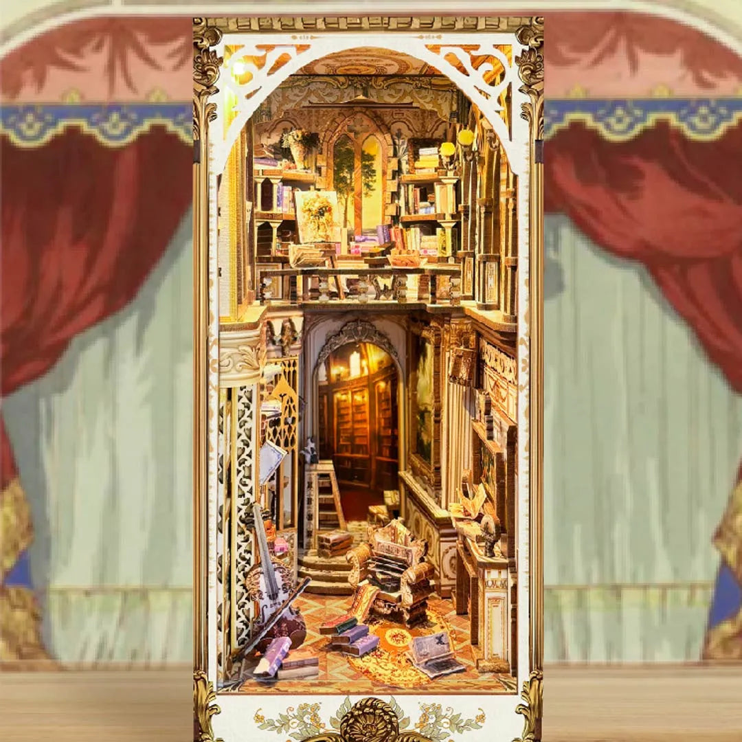 Book Nook - Gorgeous Manor, un kit créatif pour construire un diorama miniature. Parfait pour décorer une bibliothèque ou comme cadeau original pour un amoureux des livres. Par Nookette.