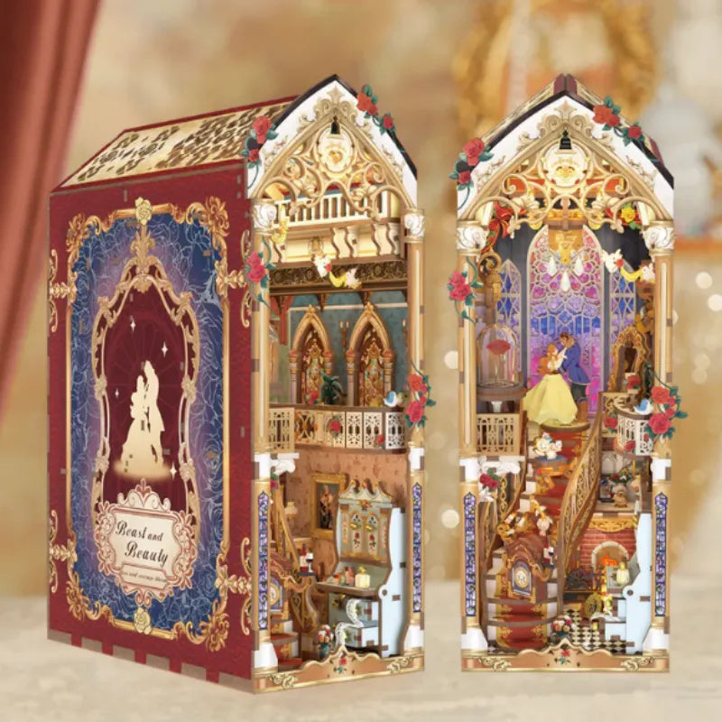 Book Nook - Beast And Beauty, un kit créatif pour construire un diorama miniature. Parfait pour décorer une bibliothèque ou comme cadeau original pour un amoureux des livres. Par Nookette.