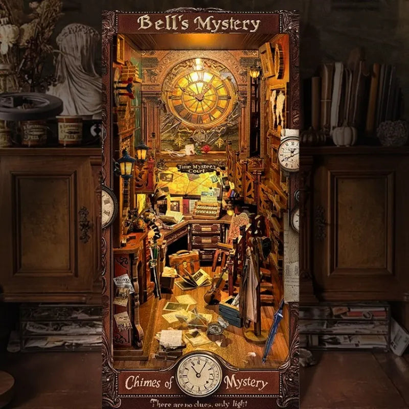 Book Nook - Bell's Mystery, un kit créatif pour construire un diorama miniature. Parfait pour décorer une bibliothèque ou comme cadeau original pour un amoureux des livres. Par Nookette.