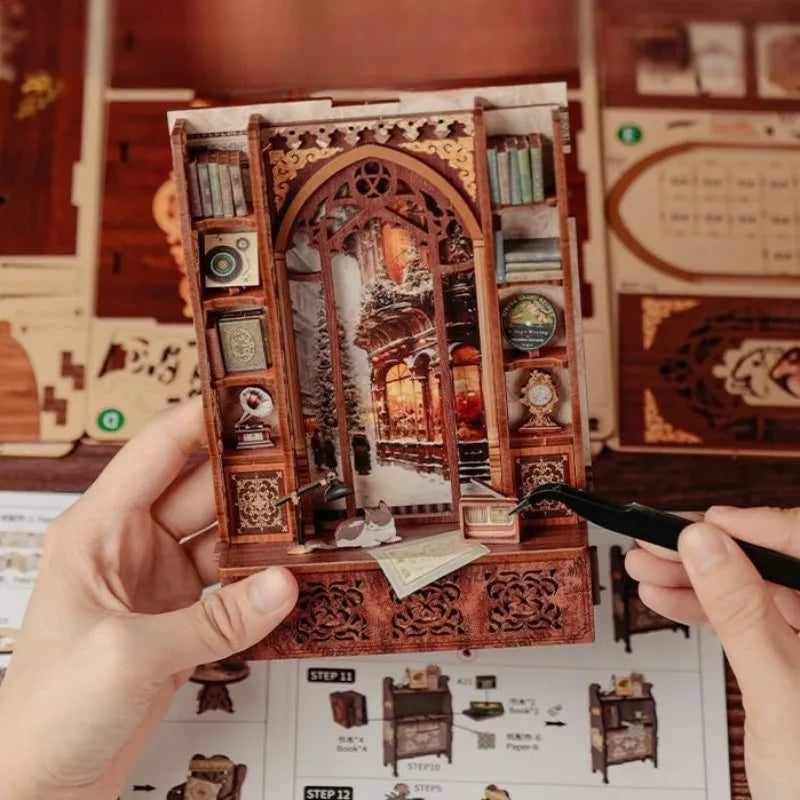 Book Nook - Bookshop Memories, un kit créatif pour construire un diorama miniature. Parfait pour décorer une bibliothèque ou comme cadeau original pour un amoureux des livres. Par Nookette.