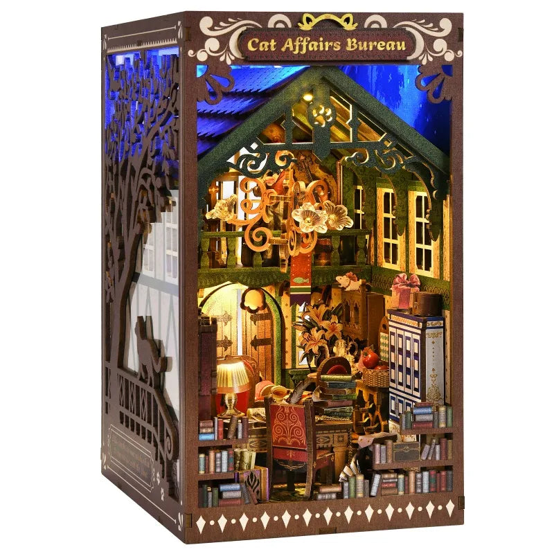 Book Nook - Cat Affairs Bureau, un kit créatif pour construire un diorama miniature. Parfait pour décorer une bibliothèque ou comme cadeau original pour un amoureux des livres. Par Nookette.