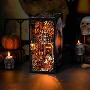 Book Nook - Dark Family, un kit créatif pour construire un diorama miniature. Parfait pour décorer une bibliothèque ou comme cadeau original pour un amoureux des livres. Par Nookette.