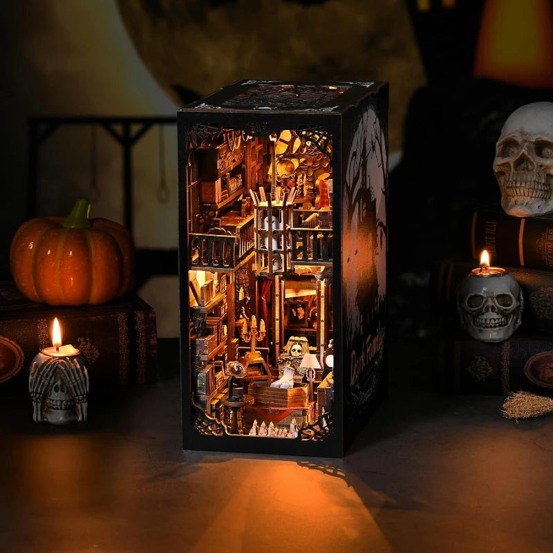 Book Nook - Dark Family, un kit créatif pour construire un diorama miniature. Parfait pour décorer une bibliothèque ou comme cadeau original pour un amoureux des livres. Par Nookette.