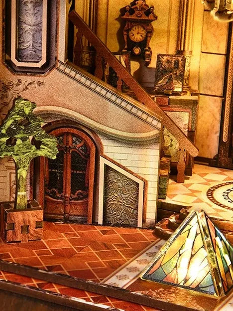 Horloge de parquet et pyramide en vitrail