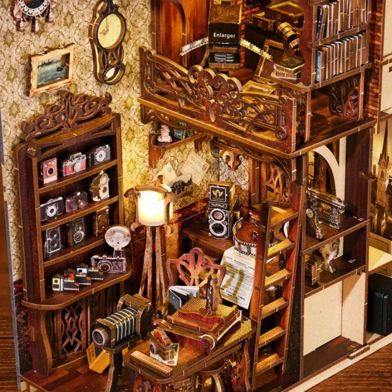 Book Nook - Film Darkroom, un kit créatif pour construire un diorama miniature. Parfait pour décorer une bibliothèque ou comme cadeau original pour un amoureux des livres. Par Nookette.