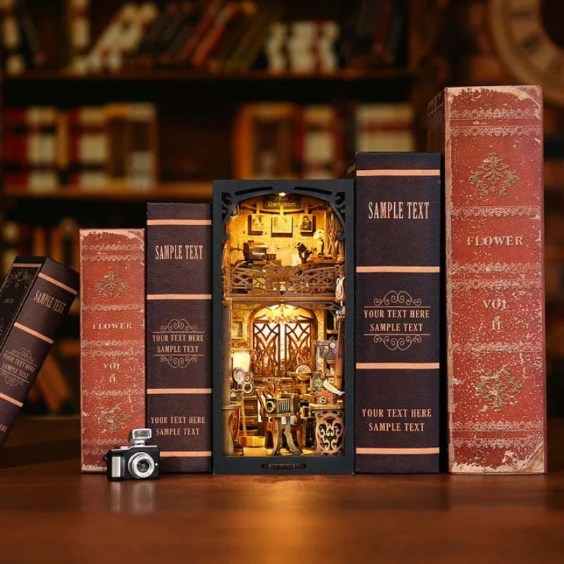 Book Nook - Film Darkroom, un kit créatif pour construire un diorama miniature. Parfait pour décorer une bibliothèque ou comme cadeau original pour un amoureux des livres. Par Nookette.