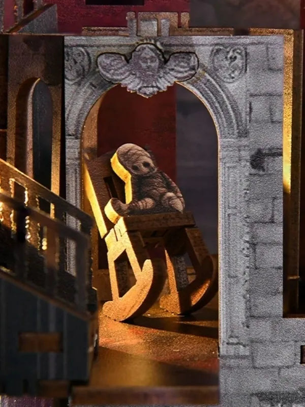 Chaise à bascule et poupée sinistre