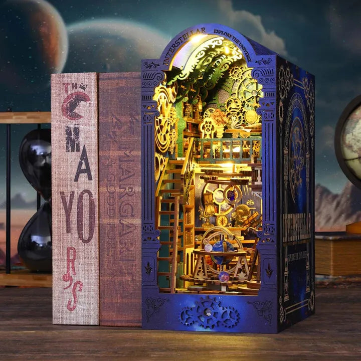 Book Nook - Interstellar Exploration, un kit créatif pour construire un diorama miniature. Parfait pour décorer une bibliothèque ou comme cadeau original pour un amoureux des livres. Par Nookette.