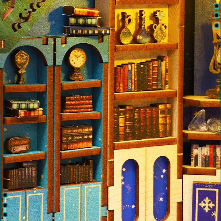 Book Nook - Interstellar Exploration, un kit créatif pour construire un diorama miniature. Parfait pour décorer une bibliothèque ou comme cadeau original pour un amoureux des livres. Par Nookette.