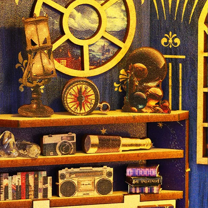 Book Nook - Interstellar Exploration, un kit créatif pour construire un diorama miniature. Parfait pour décorer une bibliothèque ou comme cadeau original pour un amoureux des livres. Par Nookette.