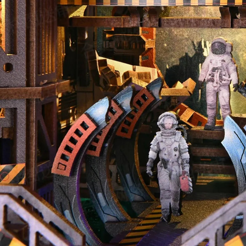 Book Nook - Interstellar Home, un kit créatif pour construire un diorama miniature. Parfait pour décorer une bibliothèque ou comme cadeau original pour un amoureux des livres. Par Nookette.