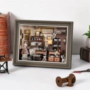 Vue d'ensemble du Book Nook Kit - Lily Sewing Shop avec scène détaillée