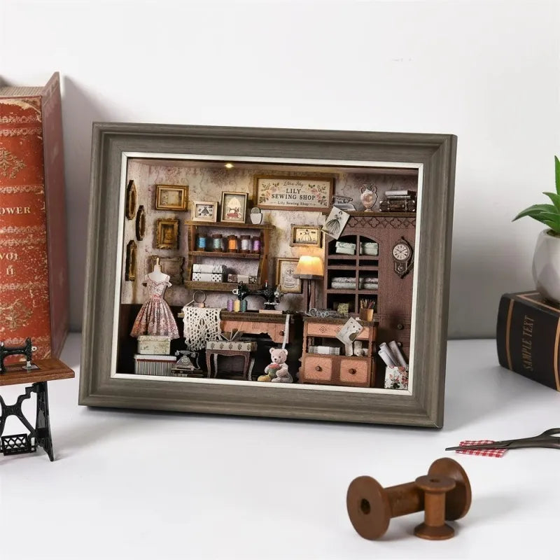 Vue d'ensemble du Book Nook Kit - Lily Sewing Shop avec scène détaillée
