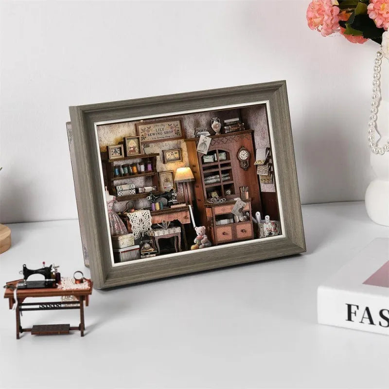 Vue latérale du Book Nook Kit - Lily Sewing Shop avec des éléments bien visibles