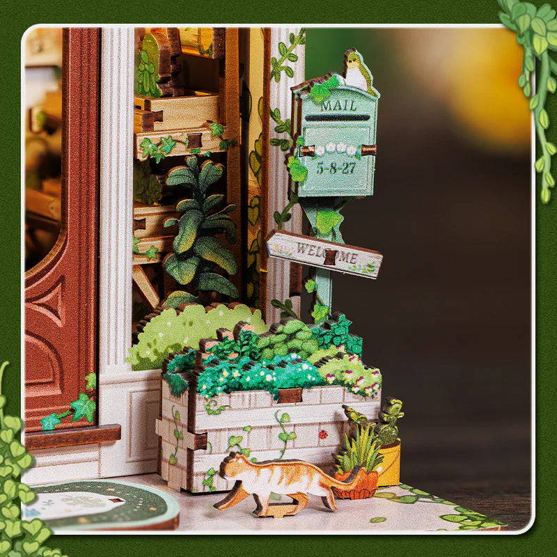 Book Nook - Green Life Bookshop, un kit créatif pour construire un diorama miniature. Parfait pour décorer une bibliothèque ou comme cadeau original pour un amoureux des livres. Par Nookette.