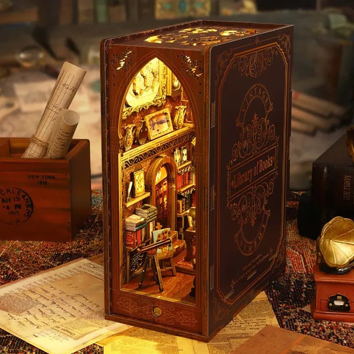 Book Nook - Library Of Books, un kit créatif pour construire un diorama miniature. Parfait pour décorer une bibliothèque ou comme cadeau original pour un amoureux des livres. Par Nookette.