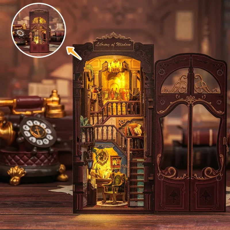 Book Nook - Library of Wisdom, un kit créatif pour construire un diorama miniature. Parfait pour décorer une bibliothèque ou comme cadeau original pour un amoureux des livres. Par Nookette.