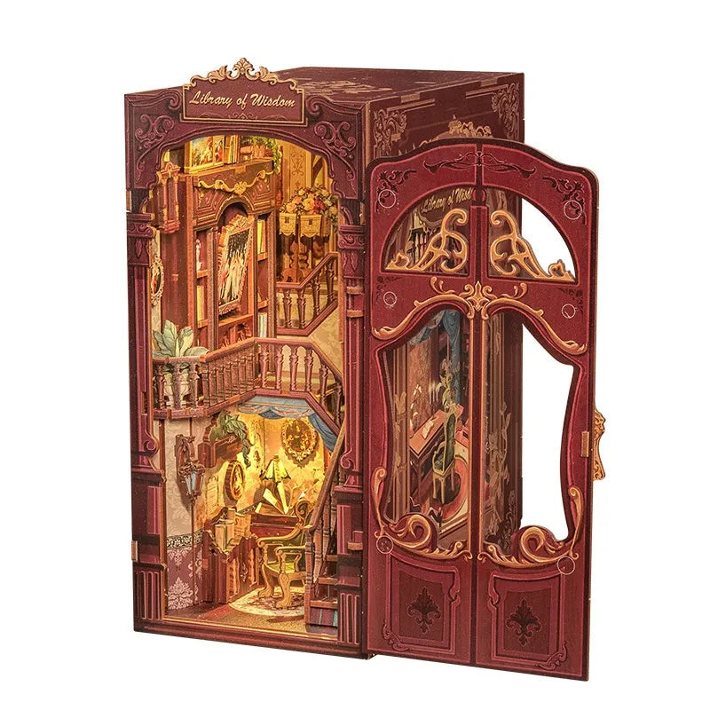 Book Nook - Library of Wisdom, un kit créatif pour construire un diorama miniature. Parfait pour décorer une bibliothèque ou comme cadeau original pour un amoureux des livres. Par Nookette.