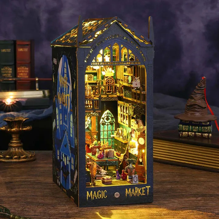 Book Nook - Magic Market, un kit créatif pour construire un diorama miniature. Parfait pour décorer une bibliothèque ou comme cadeau original pour un amoureux des livres. Par Nookette.