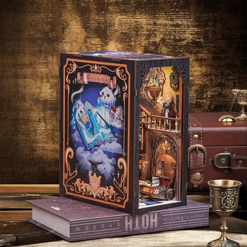 Book Nook | Nebula Common Room, un kit créatif pour construire un diorama miniature. Parfait pour décorer une bibliothèque ou comme cadeau original pour un amoureux des livres. Par Nookette.