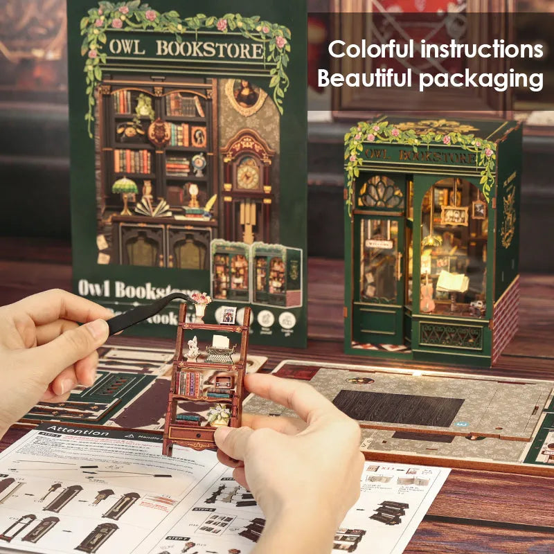 Book Nook - Owl Bookstore, un kit créatif pour construire un diorama miniature. Parfait pour décorer une bibliothèque ou comme cadeau original pour un amoureux des livres. Par Nookette.