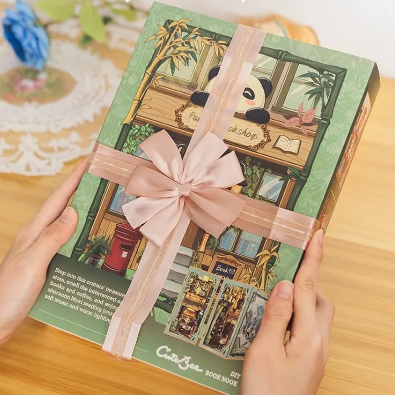 Book Nook - Panda Bookshop, un kit créatif pour construire un diorama miniature. Parfait pour décorer une bibliothèque ou comme cadeau original pour un amoureux des livres. Par Nookette.