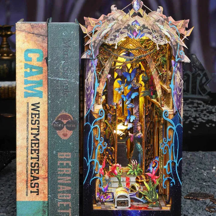 Book Nook - Pandora's Box, un kit créatif pour construire un diorama miniature. Parfait pour décorer une bibliothèque ou comme cadeau original pour un amoureux des livres. Par Nookette.