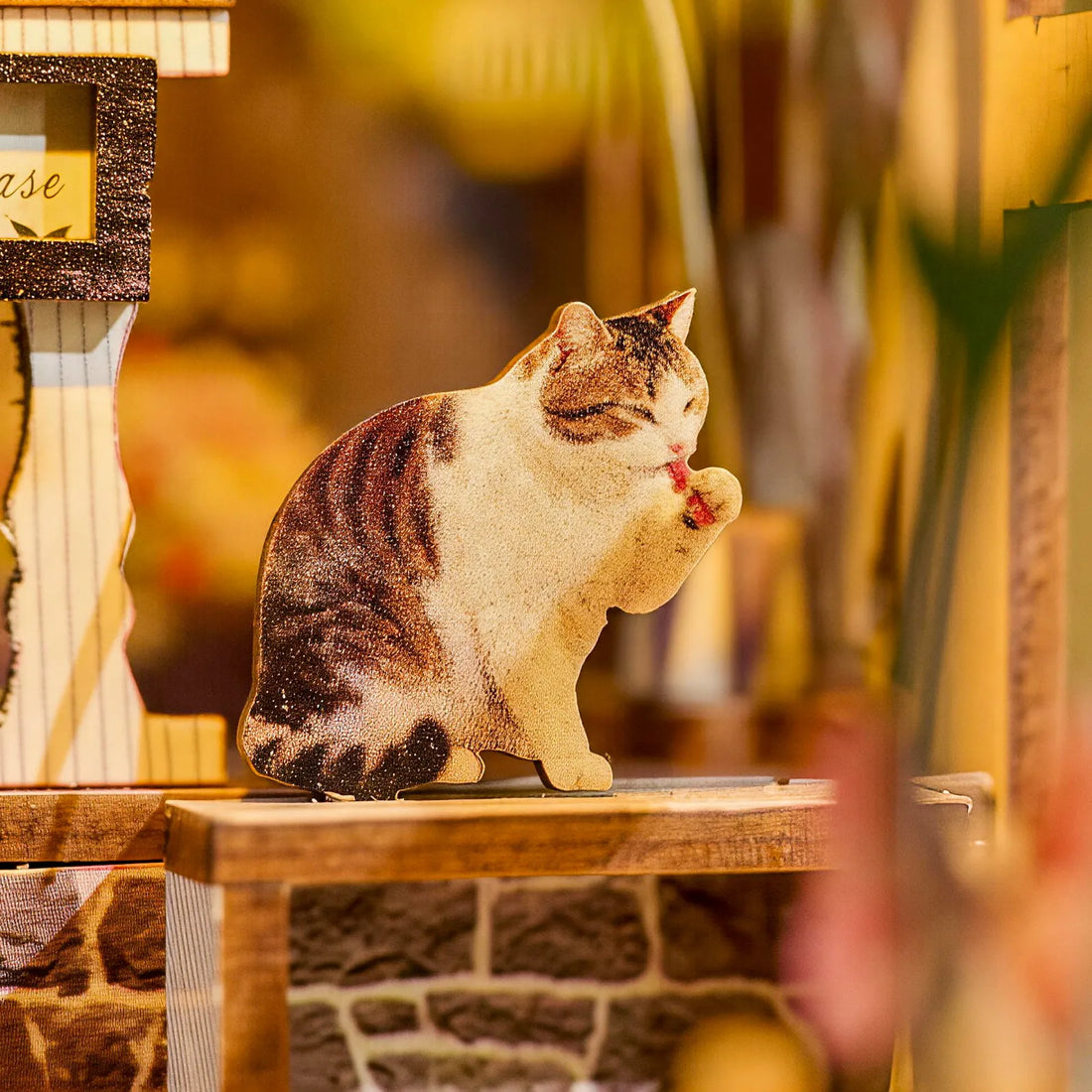 Chaton mignon faisant sa toilette