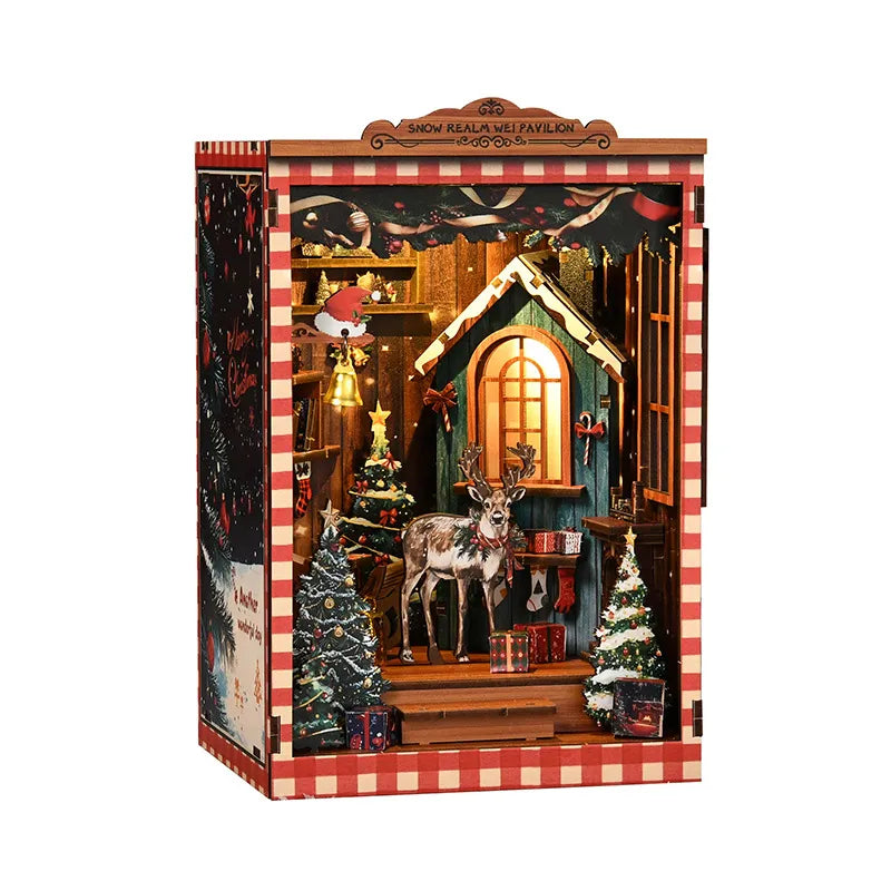 Book Nook - Snow Realm Pavilion, un kit créatif pour construire un diorama miniature. Parfait pour décorer une bibliothèque ou comme cadeau original pour un amoureux des livres. Par Nookette.