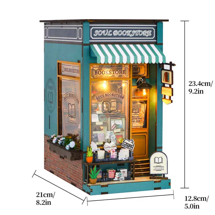 Book Nook - Soul Bookstore, un kit créatif pour construire un diorama miniature. Parfait pour décorer une bibliothèque ou comme cadeau original pour un amoureux des livres. Par Nookette.