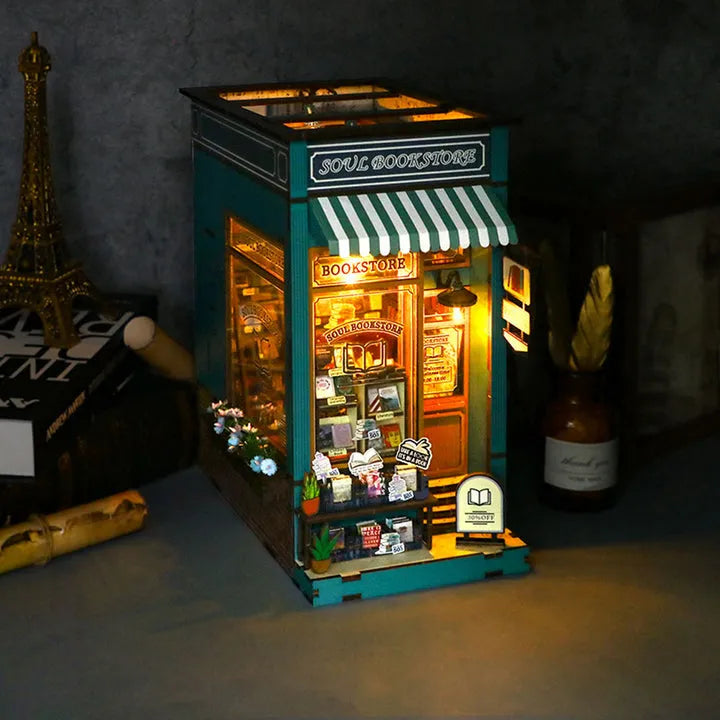 Book Nook - Soul Bookstore, un kit créatif pour construire un diorama miniature. Parfait pour décorer une bibliothèque ou comme cadeau original pour un amoureux des livres. Par Nookette.