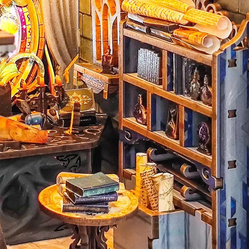 Booknook - Star Map Secrets, un kit créatif pour construire un diorama miniature. Parfait pour décorer une bibliothèque ou comme cadeau original pour un amoureux des livres. Par Nookette.