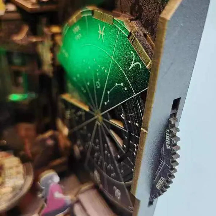 Booknook - Tarot Divination Society, un kit créatif pour construire un diorama miniature. Parfait pour décorer une bibliothèque ou comme cadeau original pour un amoureux des livres. Par Nookette.