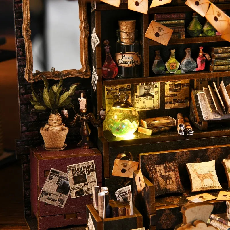 Book Nook - The House Of Magic, un kit créatif pour construire un diorama miniature. Parfait pour décorer une bibliothèque ou comme cadeau original pour un amoureux des livres. Par Nookette.