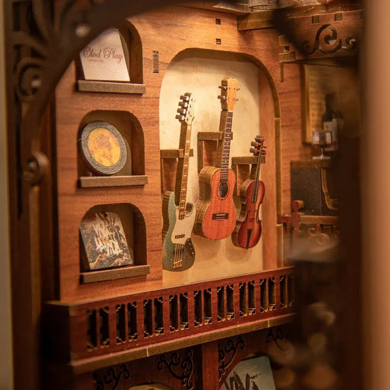 Booknook - The Secret Rhythm, un kit créatif pour construire un diorama miniature. Parfait pour décorer une bibliothèque ou comme cadeau original pour un amoureux des livres. Par Nookette.