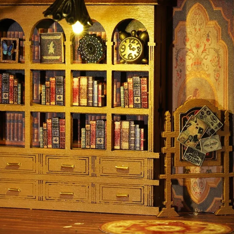 Maison Miniature - Twilight Book City, un kit créatif pour construire un diorama miniature. Parfait pour décorer une bibliothèque ou comme cadeau original pour un amoureux des livres. Par Nookette.