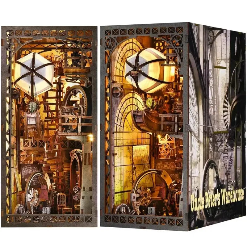 Book Nook - Uncle Peter’s Warehouse, un kit créatif pour construire un diorama miniature. Parfait pour décorer une bibliothèque ou comme cadeau original pour un amoureux des livres. Par Nookette.