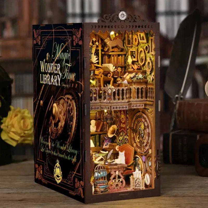 Book Nook - Wonder Library, un kit créatif pour construire un diorama miniature. Parfait pour décorer une bibliothèque ou comme cadeau original pour un amoureux des livres. Par Nookette.