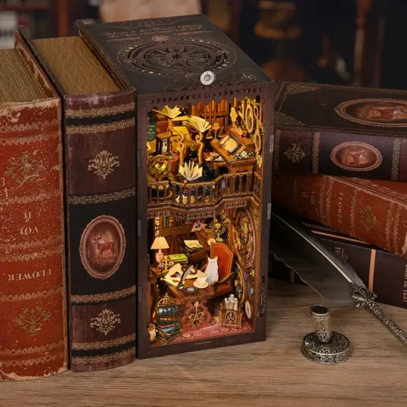 Book Nook - Wonder Library, un kit créatif pour construire un diorama miniature. Parfait pour décorer une bibliothèque ou comme cadeau original pour un amoureux des livres. Par Nookette.