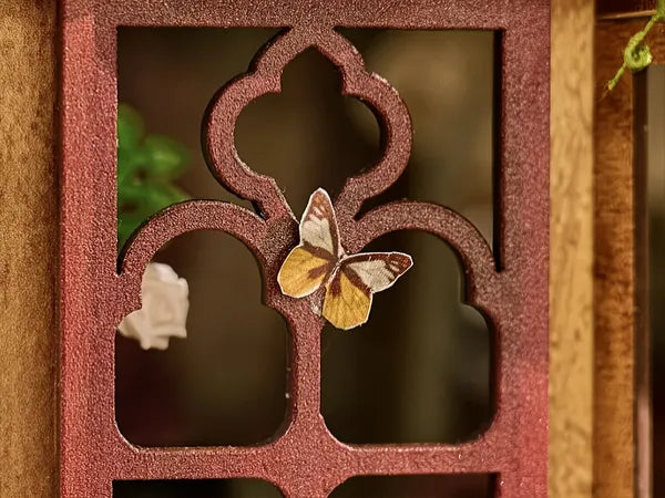 Fenêtre ajourée et papillon