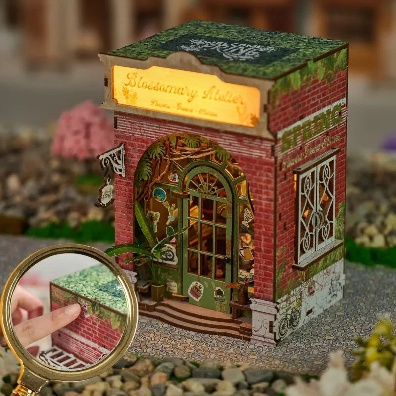 Vue latérale du Miniature House - Blossomary Atelier avec des éléments bien visibles